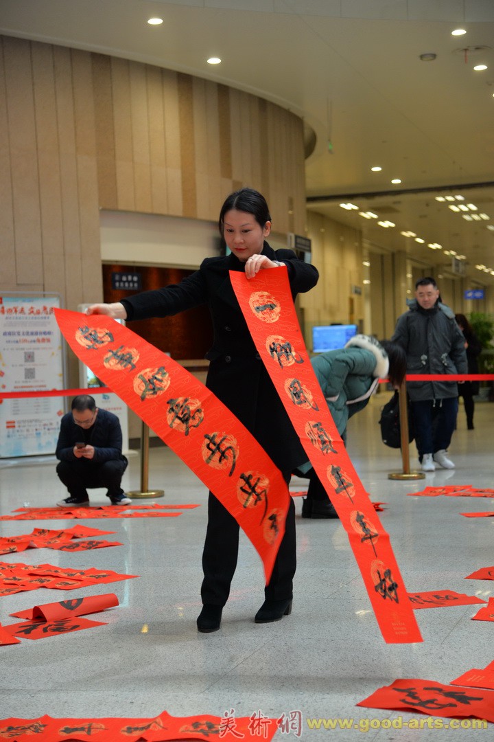 2020年元旦春节湖北省书法家写春联送万“福”惠民活动在武汉举行