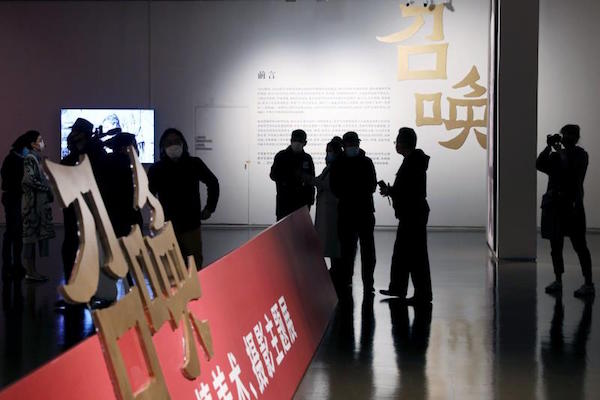 现场｜上海“抗疫”主题展闭幕：定格感人瞬间，捐赠医者画作