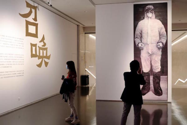 现场｜上海“抗疫”主题展闭幕：定格感人瞬间，捐赠医者画作