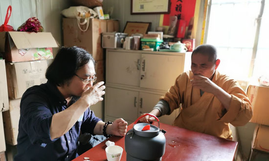 喜逢释迦佛圣诞日，艺术家徐戎于玉屏寺以现场书写供养！