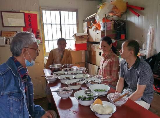 喜逢释迦佛圣诞日，艺术家徐戎于玉屏寺以现场书写供养！