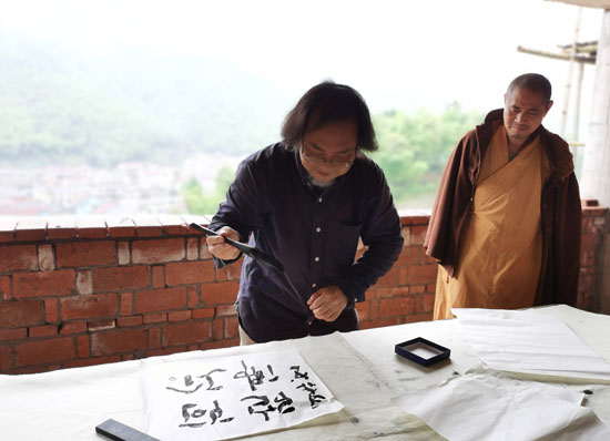 喜逢释迦佛圣诞日，艺术家徐戎于玉屏寺以现场书写供养！