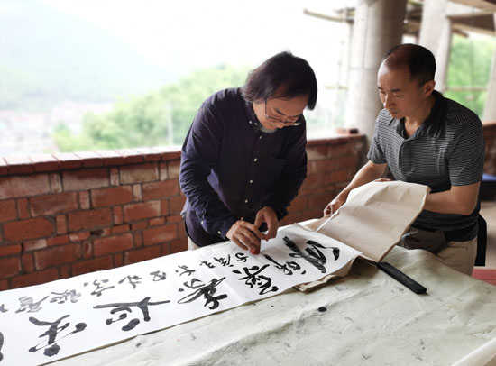 喜逢释迦佛圣诞日，艺术家徐戎于玉屏寺以现场书写供养！