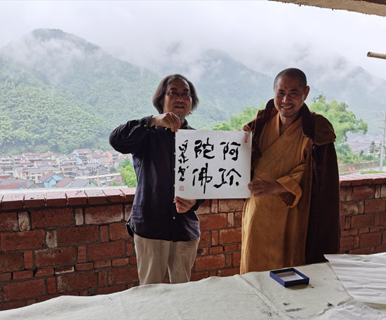 喜逢释迦佛圣诞日，艺术家徐戎于玉屏寺以现场书写供养！