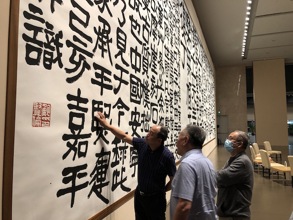 “大块文章”呈现隶书求索，鲍贤伦书法展在中华艺术宫举行