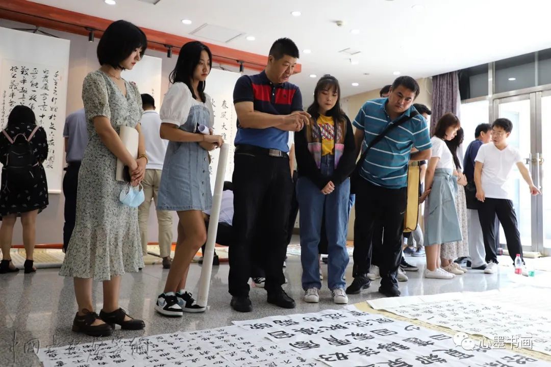 “备战全国正体展市十届书法展看稿会”在西青区文化馆举行