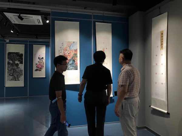 “大爱无疆”抗疫展：礼赞“最美逆行者”，记录抗疫普通人