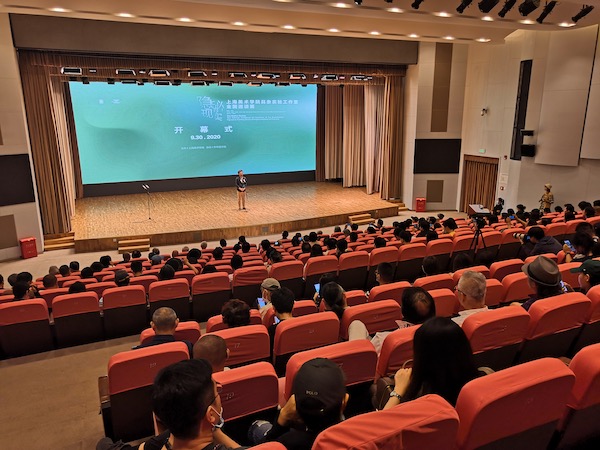 对话｜姜建忠：“具象油画”是外表学院，骨子里当代