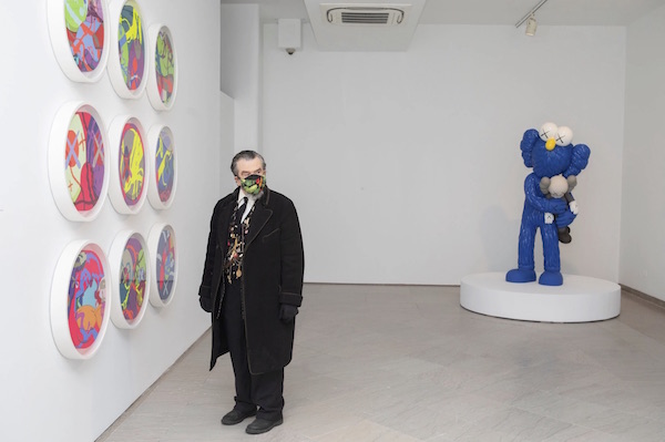 “变色龙”一般的KAWS：纽约呈现其回顾展