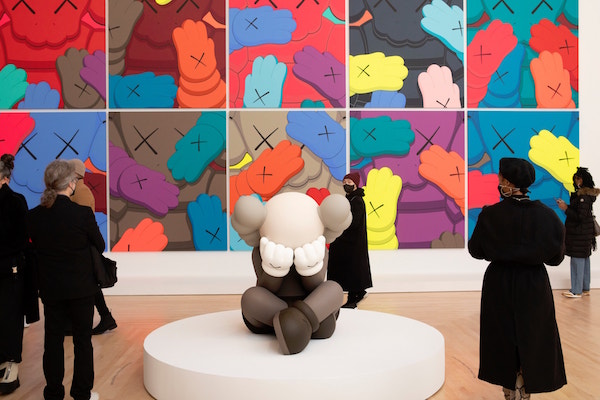 “变色龙”一般的KAWS：纽约呈现其回顾展