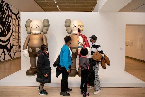 “变色龙”一般的KAWS：纽约呈现其回顾展