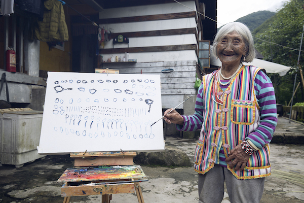 这些偏远山区的老人，用画笔留下的“处女作”