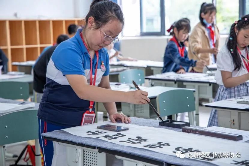 泼洒翰墨书党史 凝聚童心颂党恩  ——龙泉驿区“童心向党、辉煌百年”文轩杯中华经典书写暨青少年党史书法大赛系列活动圆满举行