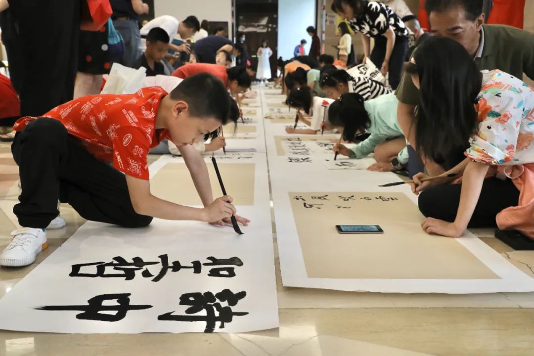 翰墨飘香庆六一 童心向党贺华诞——庆祝建党100周年 成都青少年儿童书写百米长卷活动举行