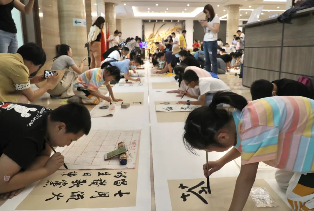 翰墨飘香庆六一 童心向党贺华诞——庆祝建党100周年 成都青少年儿童书写百米长卷活动举行