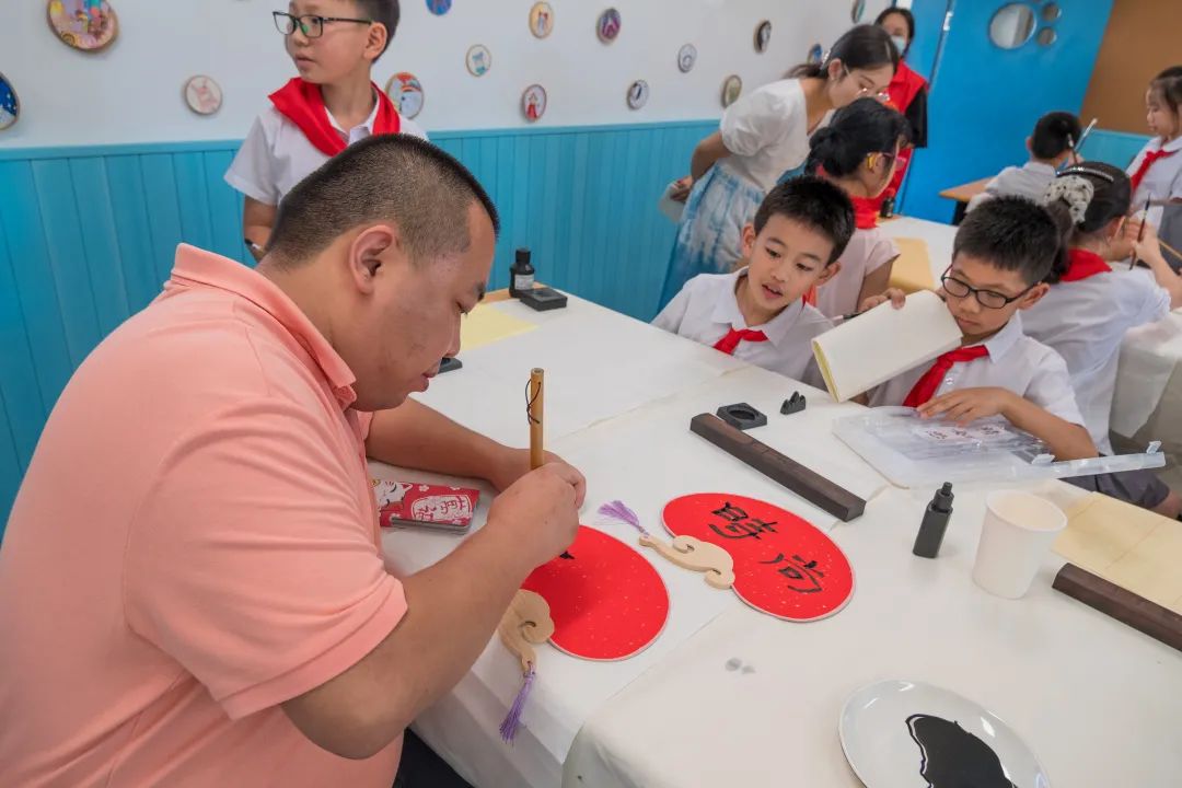 成都市书法家协会走进高新区锦晖小学