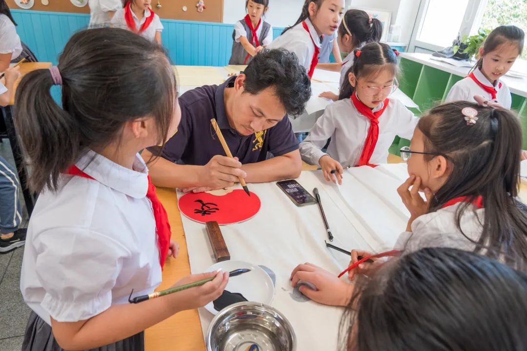 成都市书法家协会走进高新区锦晖小学