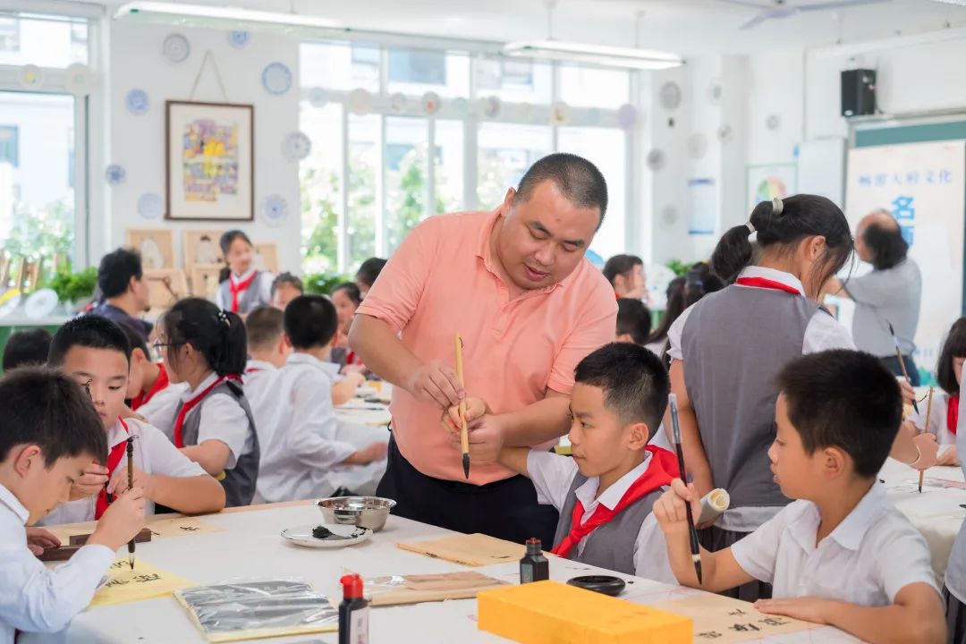 成都市书法家协会走进高新区锦晖小学