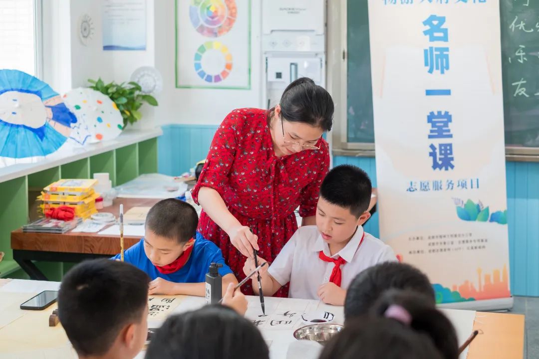 成都市书法家协会走进高新区锦晖小学