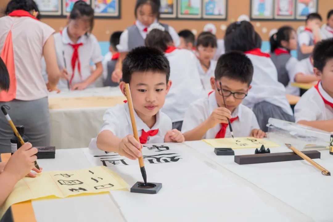 成都市书法家协会走进高新区锦晖小学