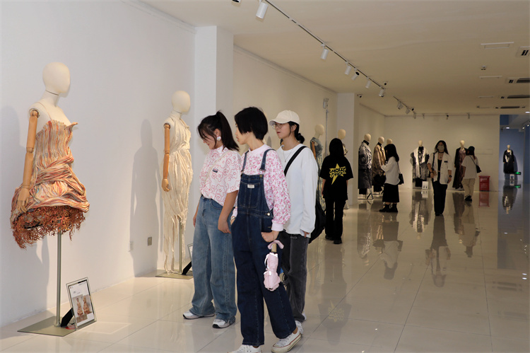 中国服装设计作品展览在深圳开幕