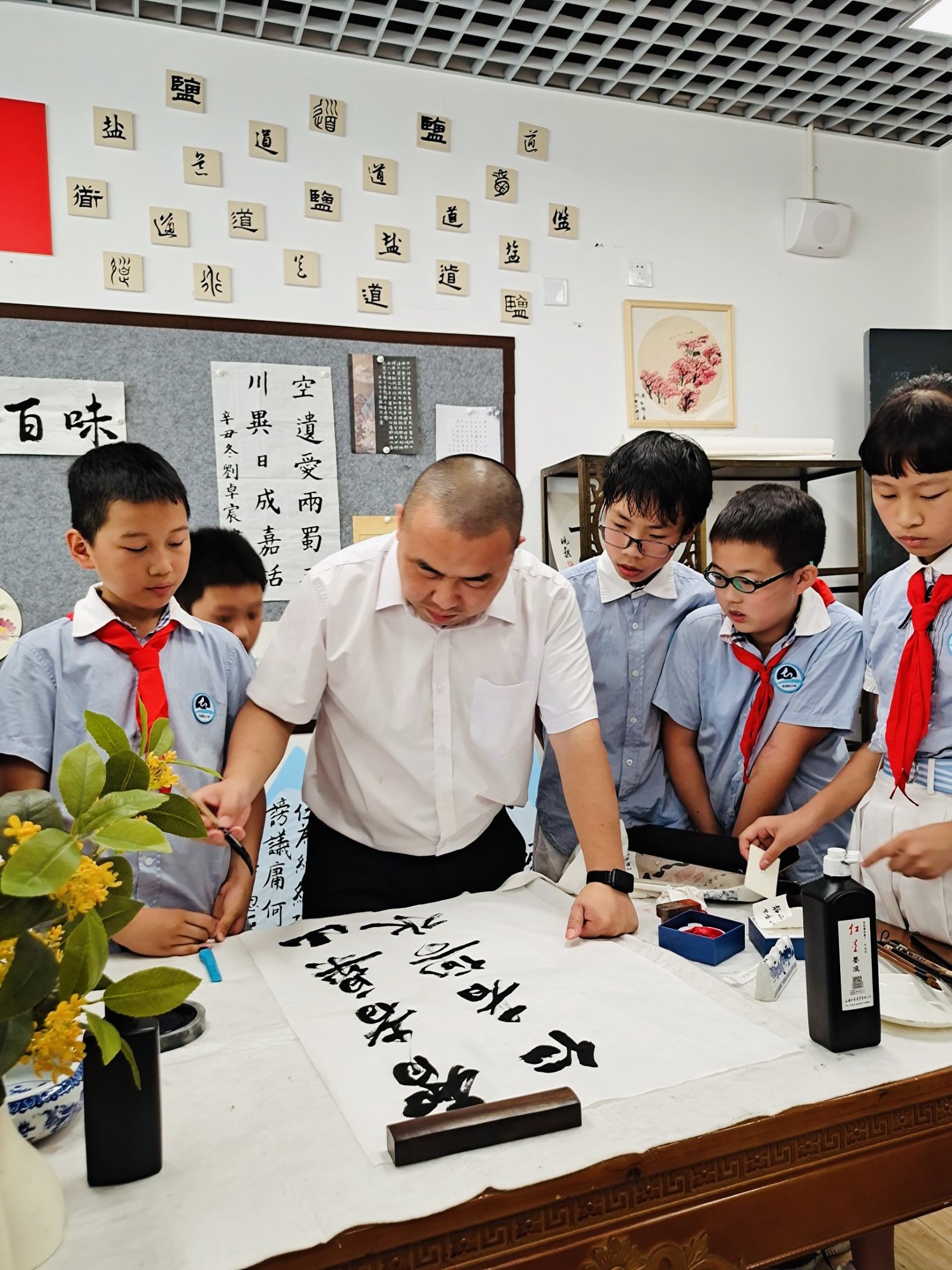 何晓巍等一行赴盐道街小学通桂校区开展书画进校园活动