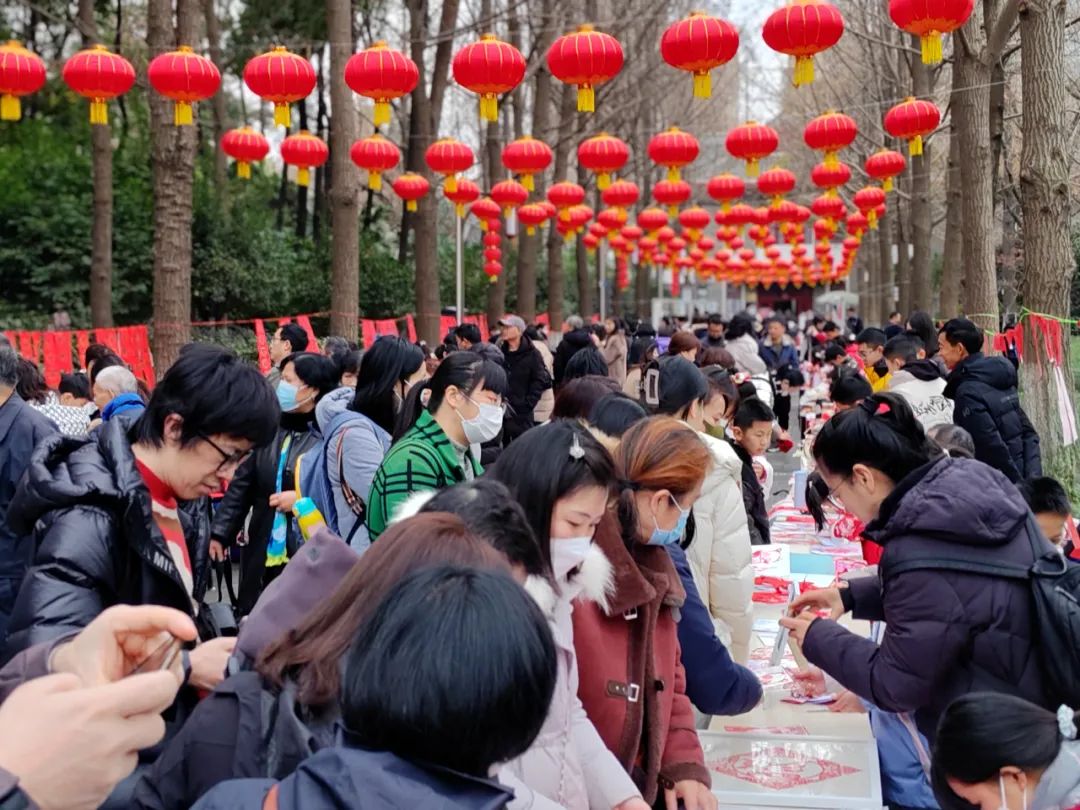 我们的节日•春节——第四届成都市小小书法家“写春联 送春福”公益活动举行