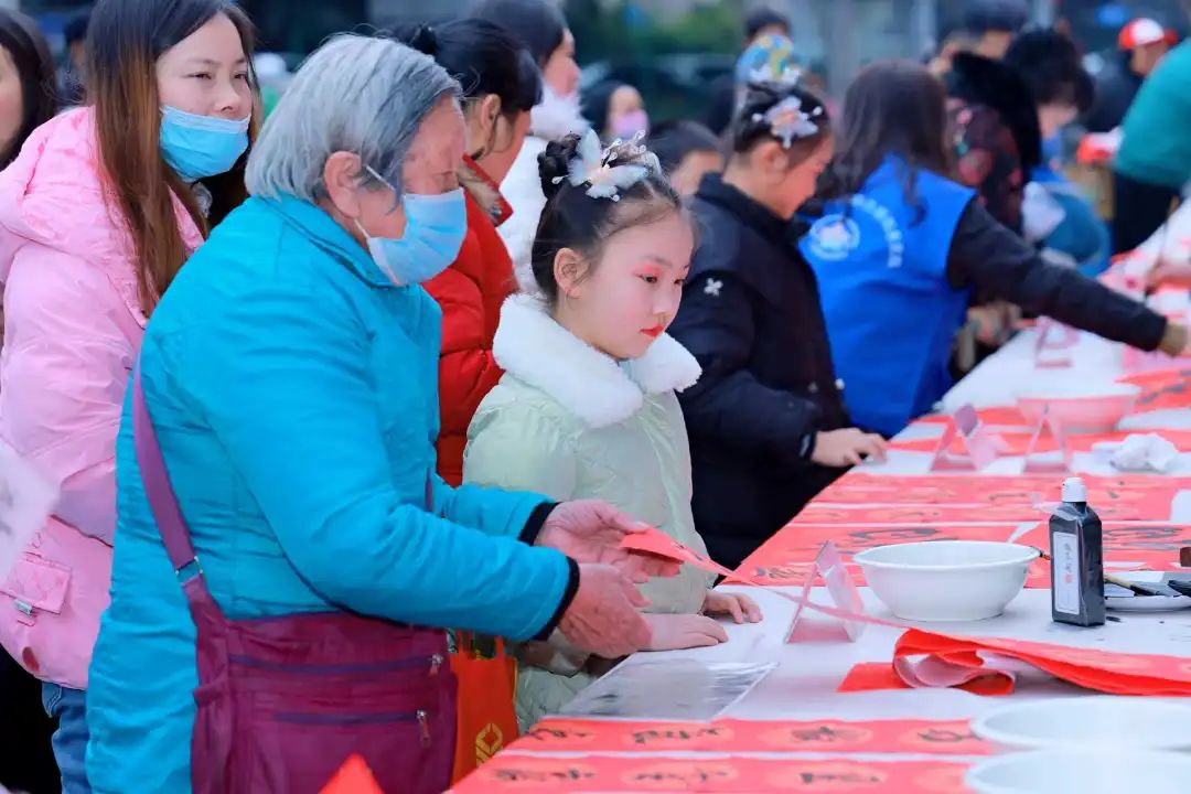 四川省文化馆2024年“春到万家”文旅志愿服务“书画家义写春联”活动在四川省文化馆艺术空间举办