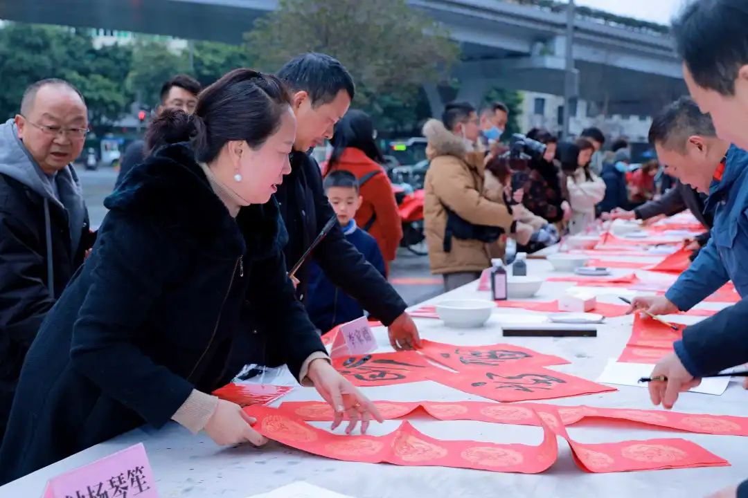 四川省文化馆2024年“春到万家”文旅志愿服务“书画家义写春联”活动在四川省文化馆艺术空间举办