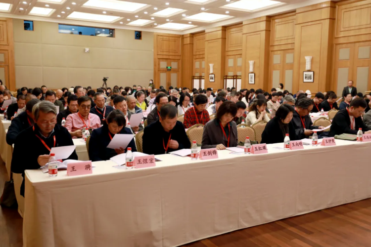 上海市美术家协会第九次会员代表大会召开，曾成钢任主席