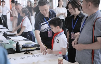 “丹青翰墨，以艺养德；书天地万物，传文化薪火”——成都市书法家协会基础教育委员会走进成华小学（秀美校区）